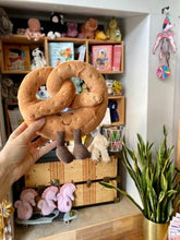 Load image into Gallery viewer, Amusable Pretzel - Tigertree