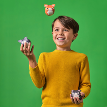 Load image into Gallery viewer, Kidoki Three Cats Juggling Balls
