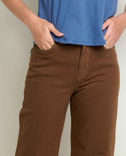 Load image into Gallery viewer, Balsam Cutoff Jean - Earth
