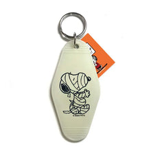 Load image into Gallery viewer, Glow In The Dark Snoopy Mummy Key Tag - Tigertree
