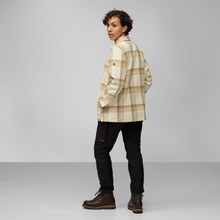 Load image into Gallery viewer, Singi Flannel Overshirt Wood Brown

