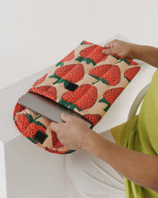 Load image into Gallery viewer, Puffy Laptop Sleeve 16&quot; Strawberry - Tigertree
